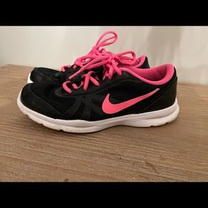 Woman’s Nike tennis shoes • size 7 • black and pink